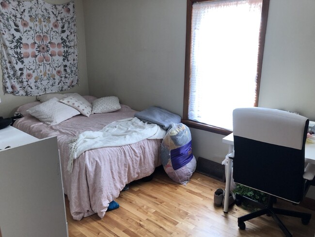 Building Photo - Great 4 Bed 1 Bath close to UWEC!