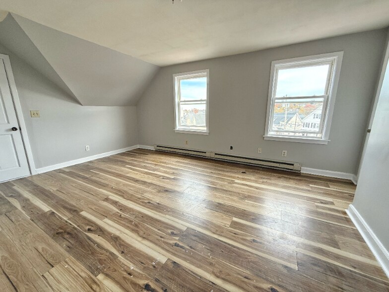 Building Photo - 13 Brooks Ave