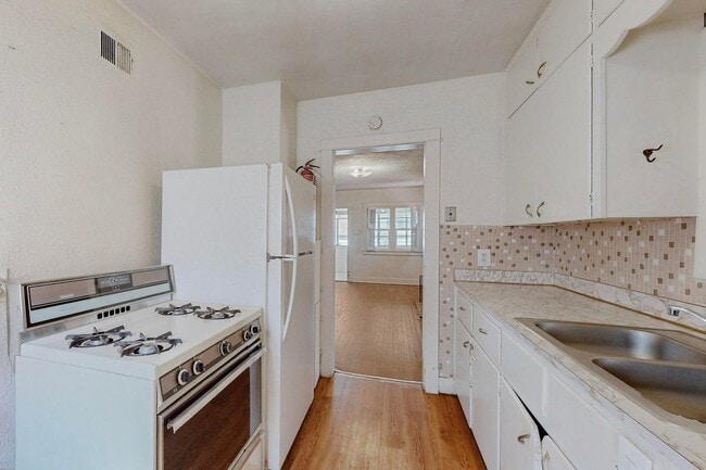 Building Photo - 212 Mesa St SE