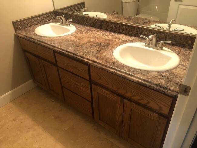 Building Photo - Newer 3 bedrooms 2.5 bathroom townhouse! MOVE IN SPECIAL!