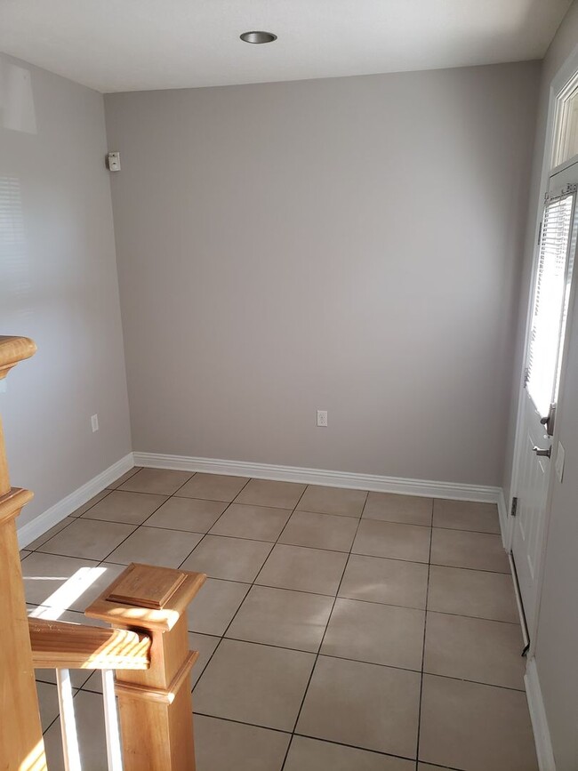 Building Photo - 1 Bed 1.5 Bath Townhome in King-Lincoln Br...
