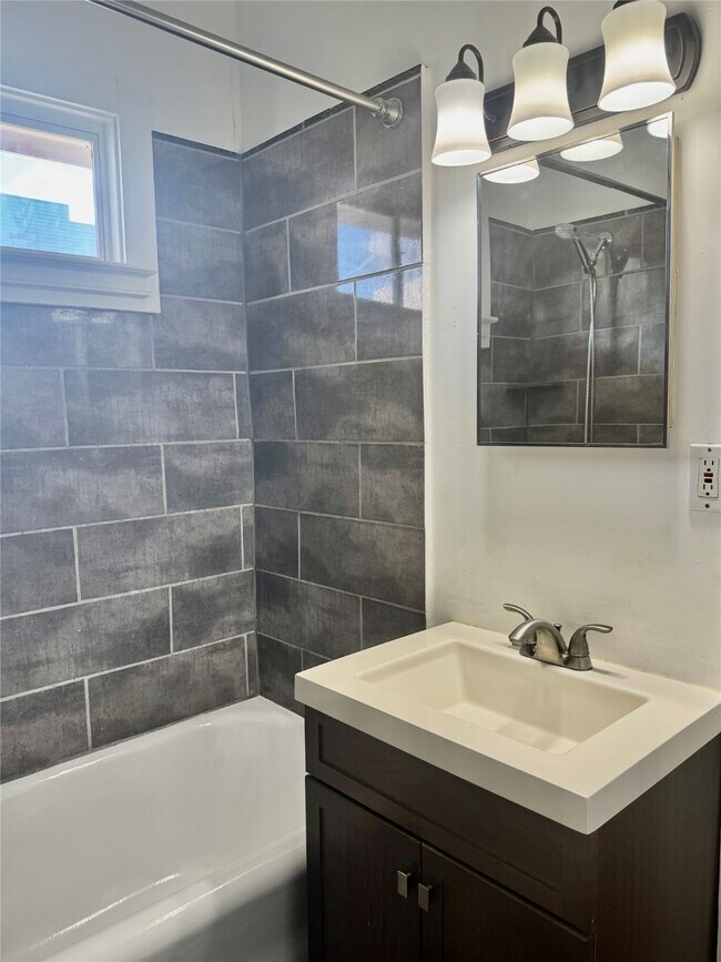 Building Photo - 605 W Saulnier St