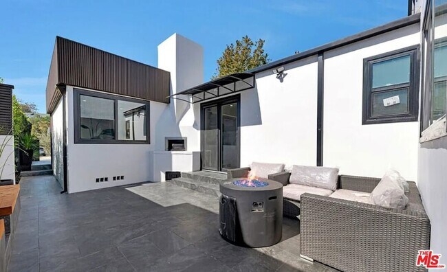 Building Photo - 418 N Bowling Green Way