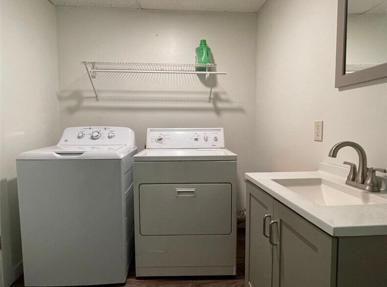 Building Photo - 107 Elm St