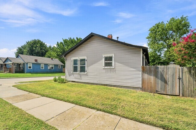 Building Photo - 1547 E 10th St
