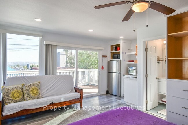 Building Photo - Adorable Studio with an Ocean View