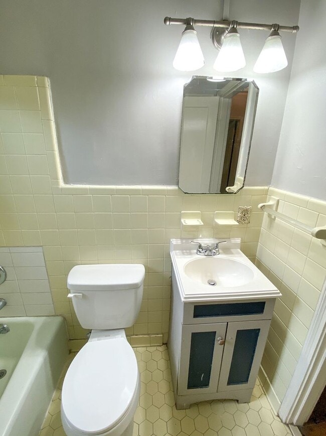 Building Photo - 3 bed, 1 bath by the University of Memphis