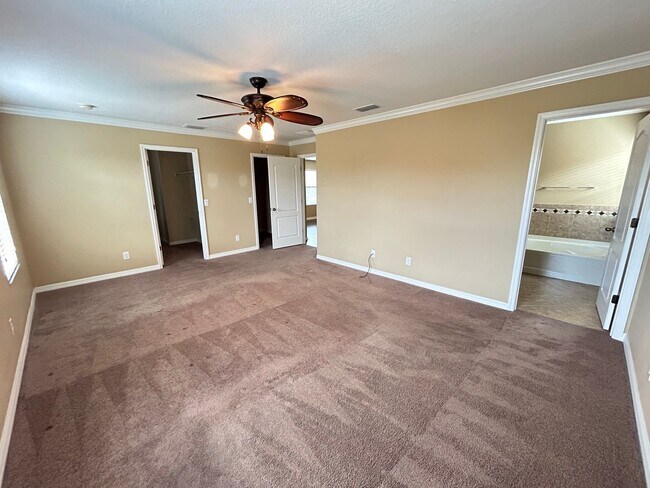 Building Photo - Available Mid May! Spacious 4/2 Single Fam...