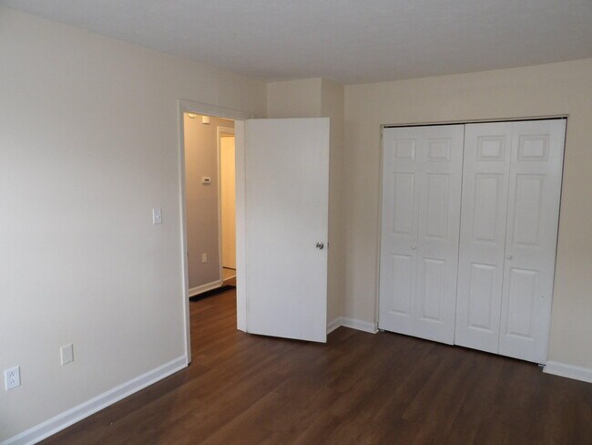 Building Photo - 902 Plaza Dr