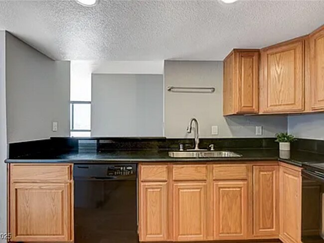 Building Photo - Enjoy resort-style living in this 2 Bed 2 Bath Condo with Stunning Strip Views in the Wimbledon C...