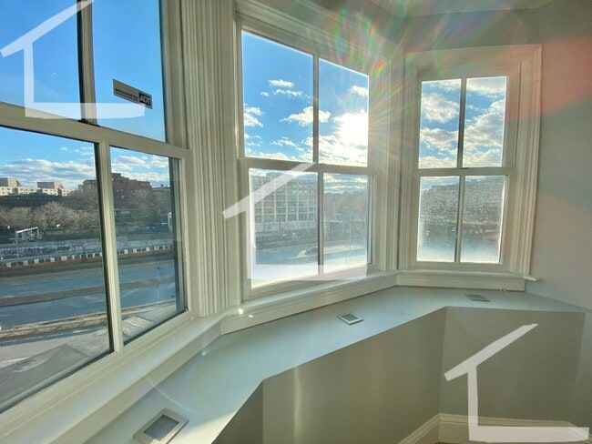 Building Photo - Private Roof Deck, Central Heat/AC, In-Unit Washer and Dryer, Pets Friendly Unit, Luxury Finishes