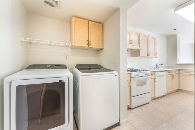 Building Photo - Northwest Townhome