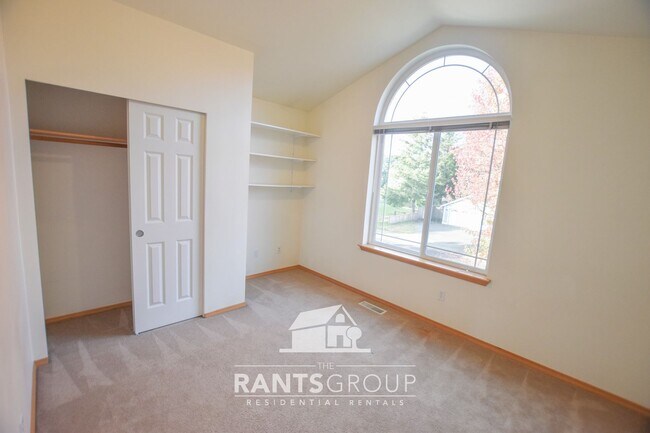 Building Photo - Spacious home in a fantastic neighborhood