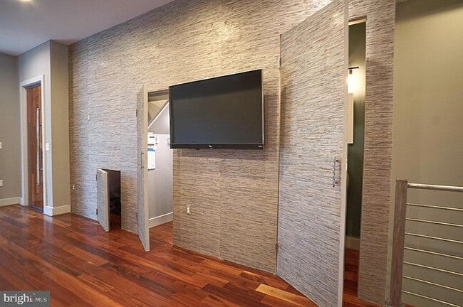 Building Photo - 2419 1st St NW