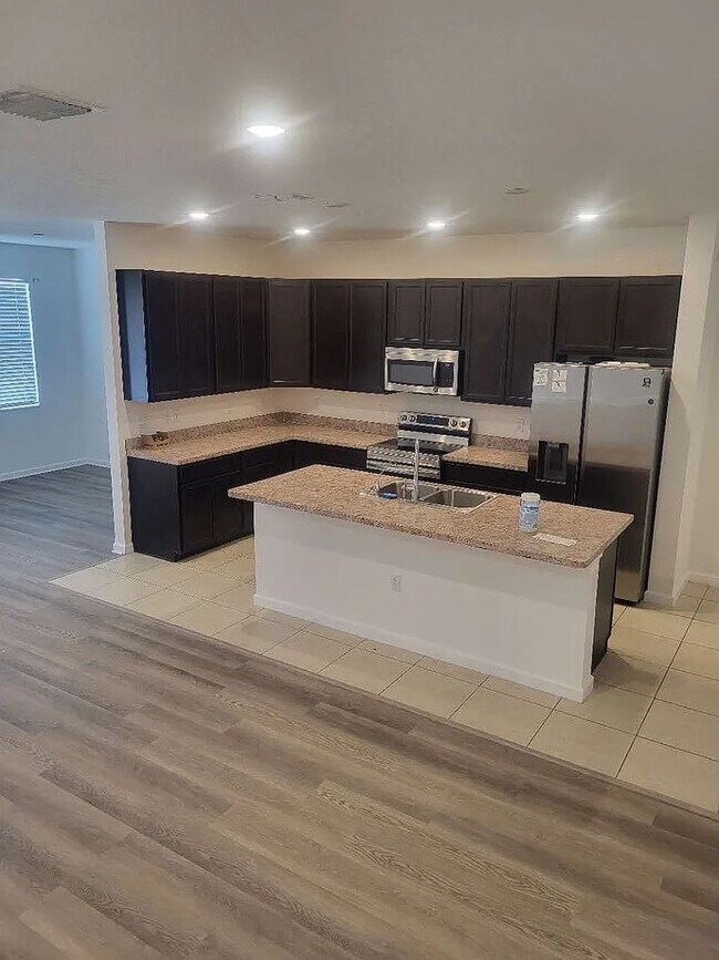 Building Photo - 4 bed 2.5 bath single family