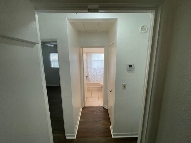 Building Photo - Charming 3-Bedroom Home with 1 Bath and 1-...