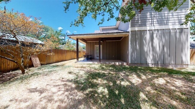 Building Photo - 302 Gilchrist Ave