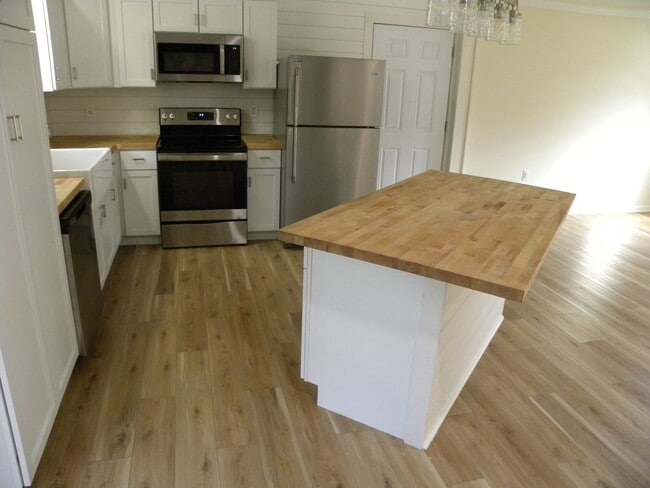 Building Photo - *****PRICE REDUCTION******AVAILABLE NOW*** Country Setting No HOA