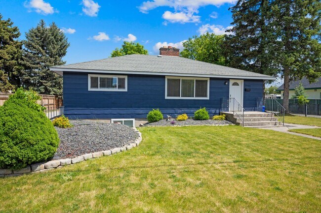 Building Photo - Gorgeous North Side Home With Shop!