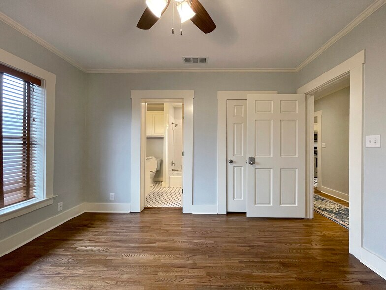 Building Photo - 2556 S University Dr