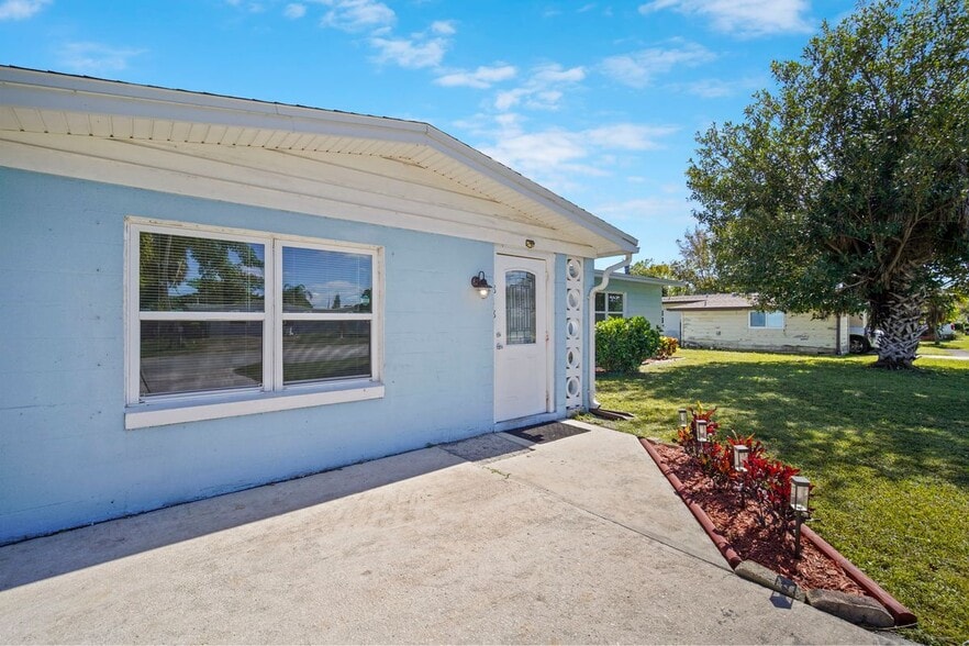 Building Photo - 818 Hampton Way