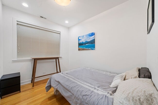 Building Photo - WICKER PARK - ULTRA MODERN 3BD/2BTH COND FOR RENT!