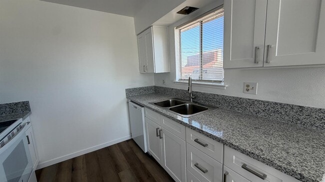 Building Photo - 2514 E Andrews Ave