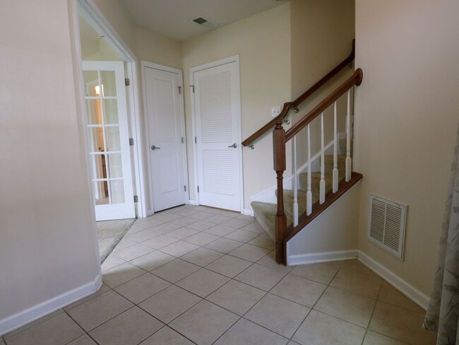 Building Photo - 4BR Corner Townhome in West Broad Village
