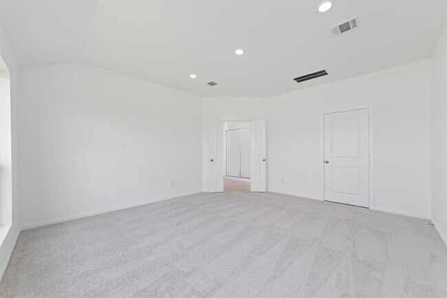 Building Photo - 27619 Village Cir Dr