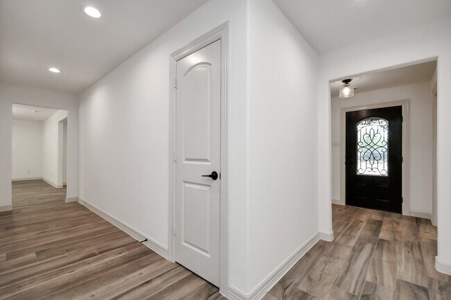 Building Photo - 1805 East Ave