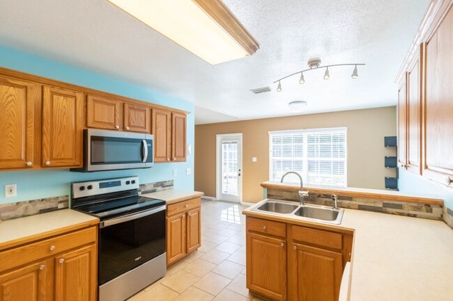 Building Photo - 4 BED 2 BATH NORTH WOOLMARKET SCHOOL DISTRICT!! THIS HOUSE IS A MUST SEE!!