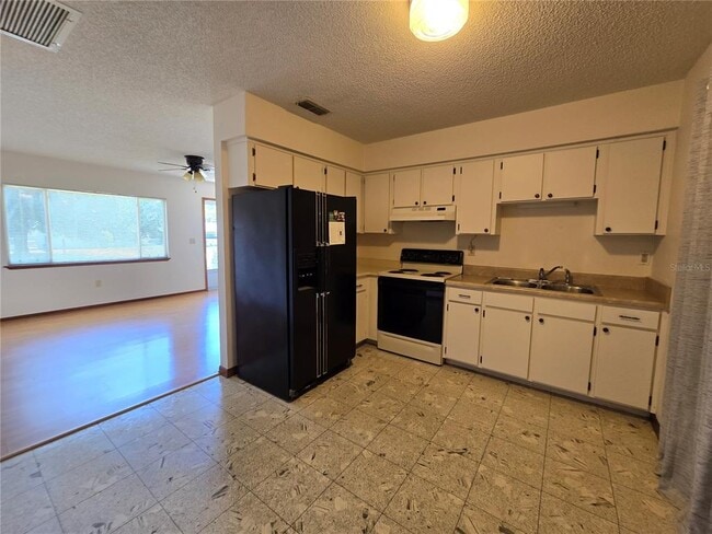 Building Photo - 11112 SW 78th Ave