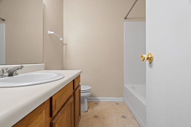 Building Photo - Charming Duplex – Lawn Care Included