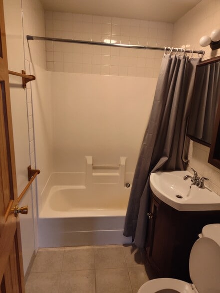 Building Photo - 605 Bremer St