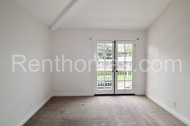 Building Photo - 2528 Navarra Dr