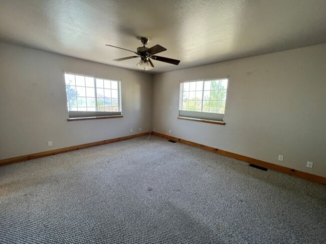 Building Photo - BEAUTIFUL Mountain Home