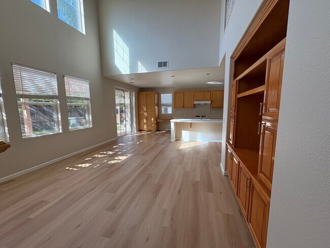 Building Photo - Large beautiful home, new paint. Bedroom a...