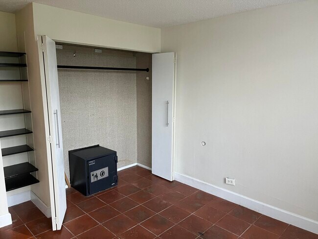 Building Photo - 3760 Inverrary Dr
