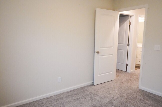 Building Photo - AVAILABLE NOW!