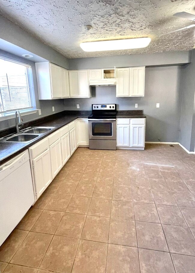 Building Photo - 16026 Highlander Dr