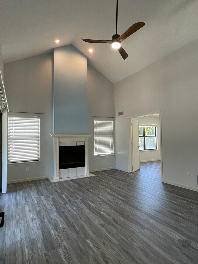 Building Photo - 8811 W 106th Ter