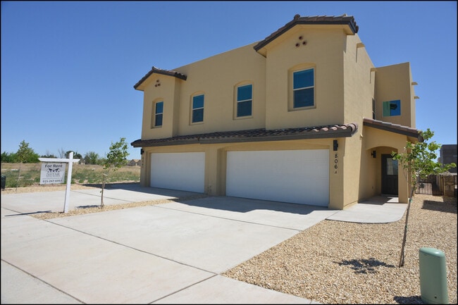 Building Photo - 806 TS Daniel Cadena Dr