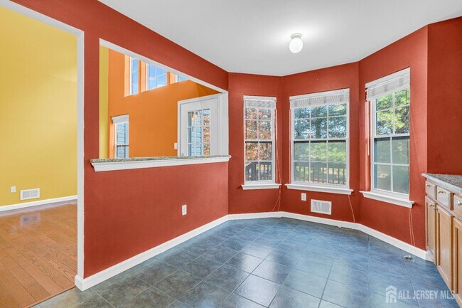 Building Photo - 356 Hawthorne Rd