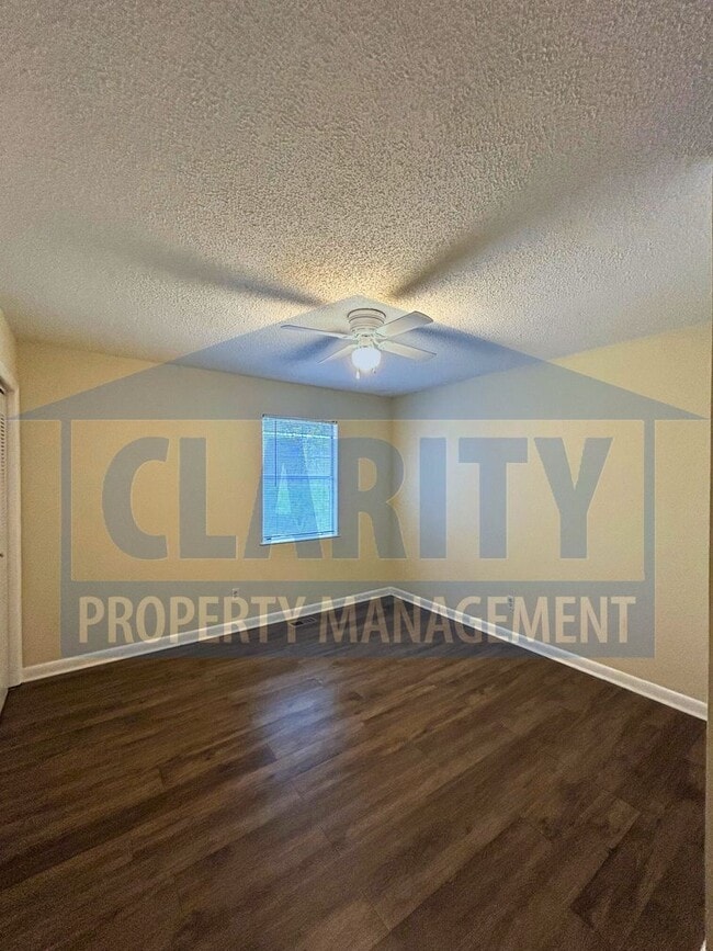 Building Photo - Two bedroom apartment! Great location!