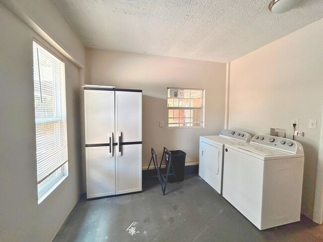 Building Photo - Back unit of large Duplex in Central Oak P...