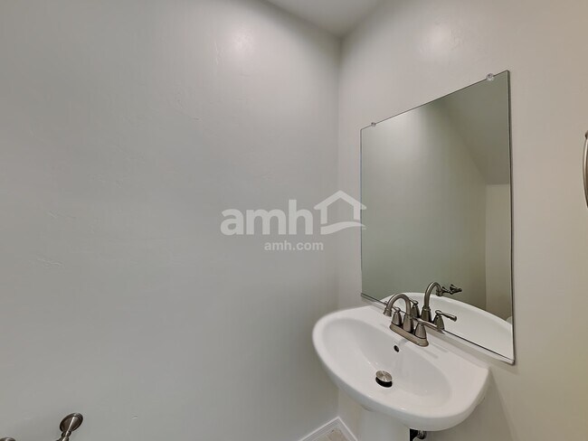 Building Photo - 854 E Artesia Pl