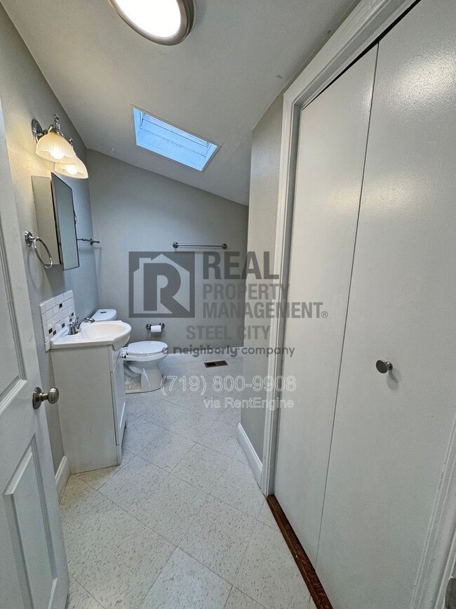 Building Photo - 1626 E Routt Ave