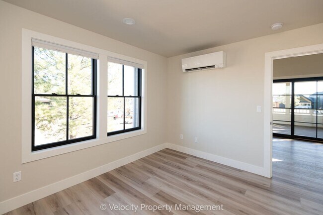 Building Photo - Brand New 1 Bedroom in Discovery West Neighborhood!