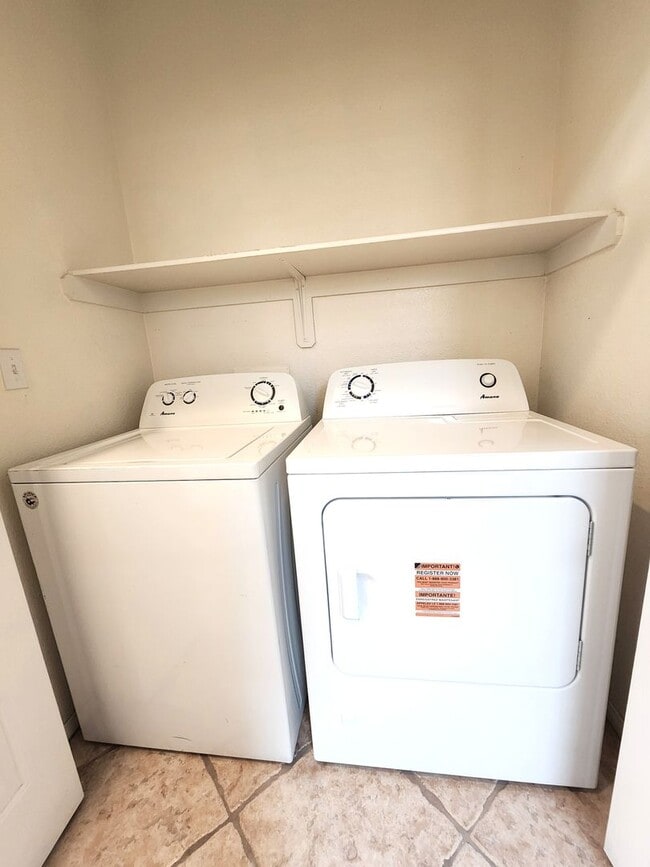 Building Photo - Silverado Ranch Single Story | 2 Bed | 2 Bath | 2-Car Garage