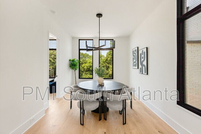 Building Photo - 194 E Lake Terrace SE